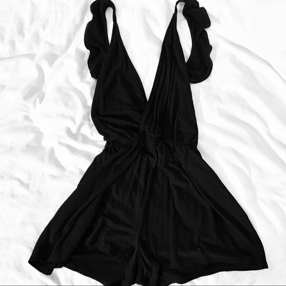 Backless Romper w. Ruffle Straps - Picture 2 of 4